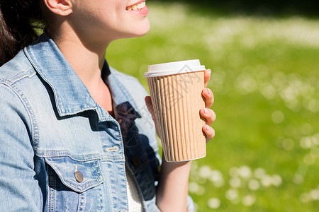 生活方式,暑假,休闲,饮料人们的近距离微笑的轻女孩与咖啡杯公园图片