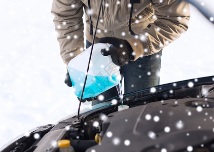 运输,冬天,人车辆的特写的人倒防冻液汽车图片