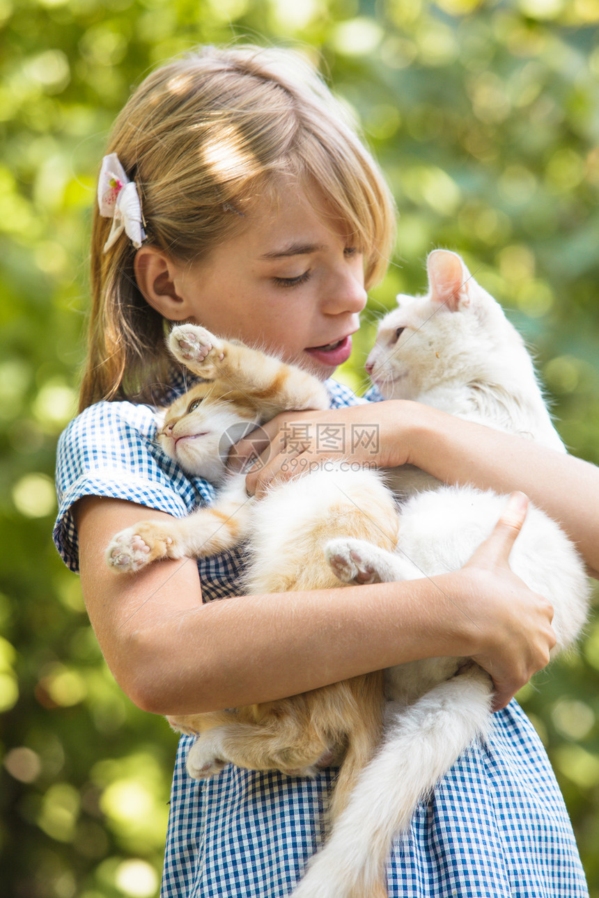 女孩公园里小猫玩图片