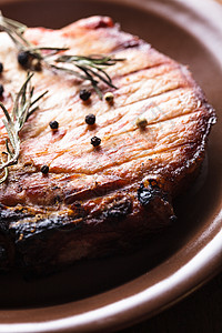 肉牛排烤架上烤,盘子上香料图片