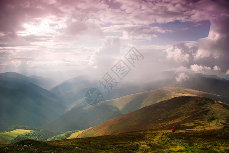 波洛克旅行者阳光下的小径上徒步旅行喀尔巴阡山背景