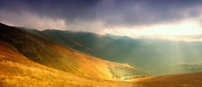 波洛克美丽的蓝天青山高高地喀尔巴阡山上背景