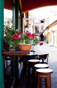 咖啡馆的椅子户外,装饰鲜花图片