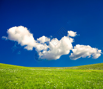 青山绿水的草地蓝天图片