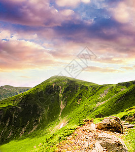 喀尔巴阡山脉石头绿色草地图片