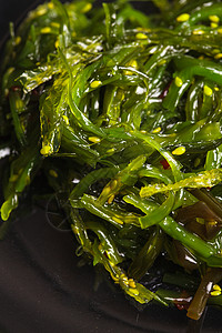海藻沙拉碗里的健康海鲜高清图片