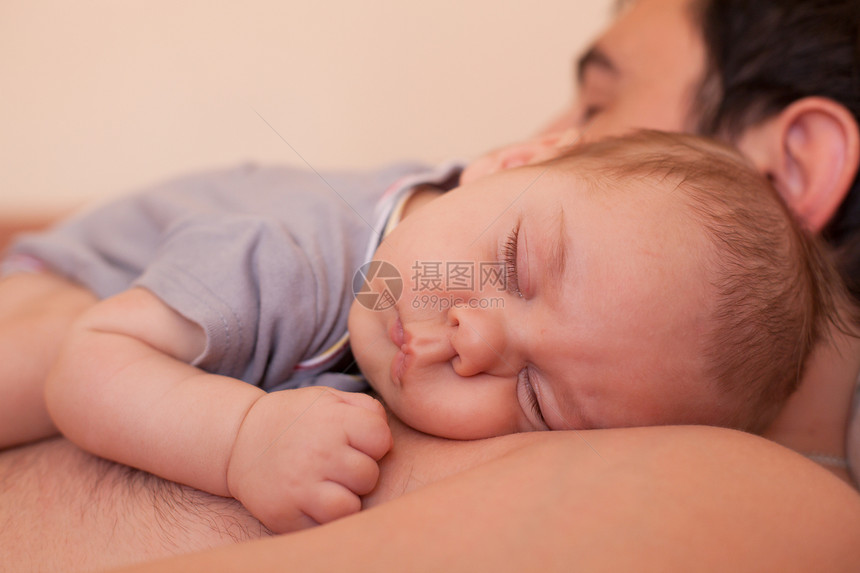 婴儿睡爸爸身上温柔地照顾他的父亲图片