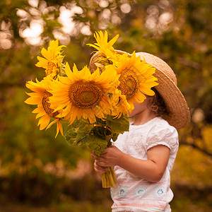 花园里向日葵的小女孩图片