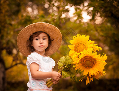 花园里向日葵的小女孩图片