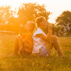 两个十几岁的女孩公园玩得很开心两个朋友户外夏天的人泡泡图片