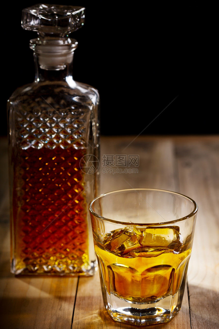 木制桌子上的璃瓶威士忌图片