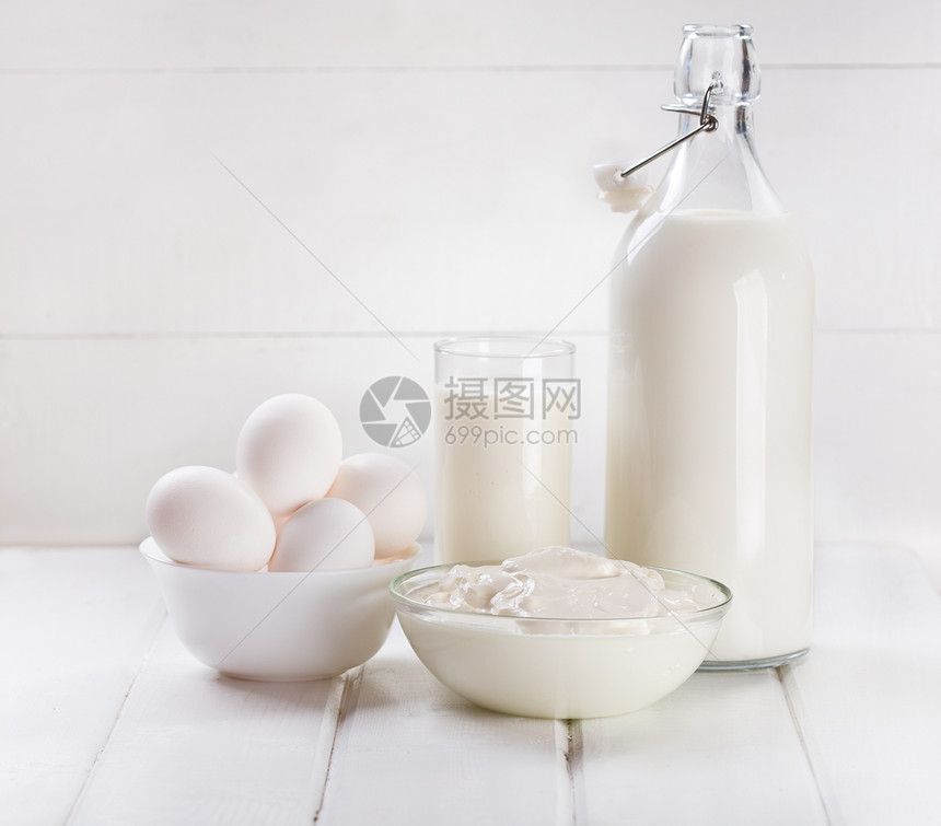 木制桌子上的乳制品图片