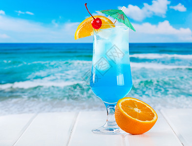 海滩上的蓝色咖喱鸡尾酒图片