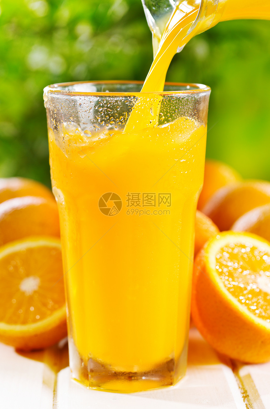 橙汁倒进璃里图片