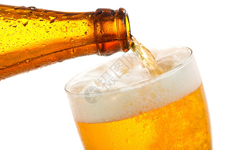 啤酒倒白色背景上的璃里背景图片