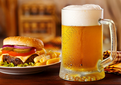 杯带汉堡包的啤酒图片