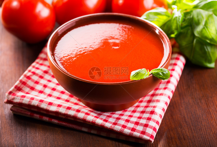 西红柿汤加绿色罗勒图片