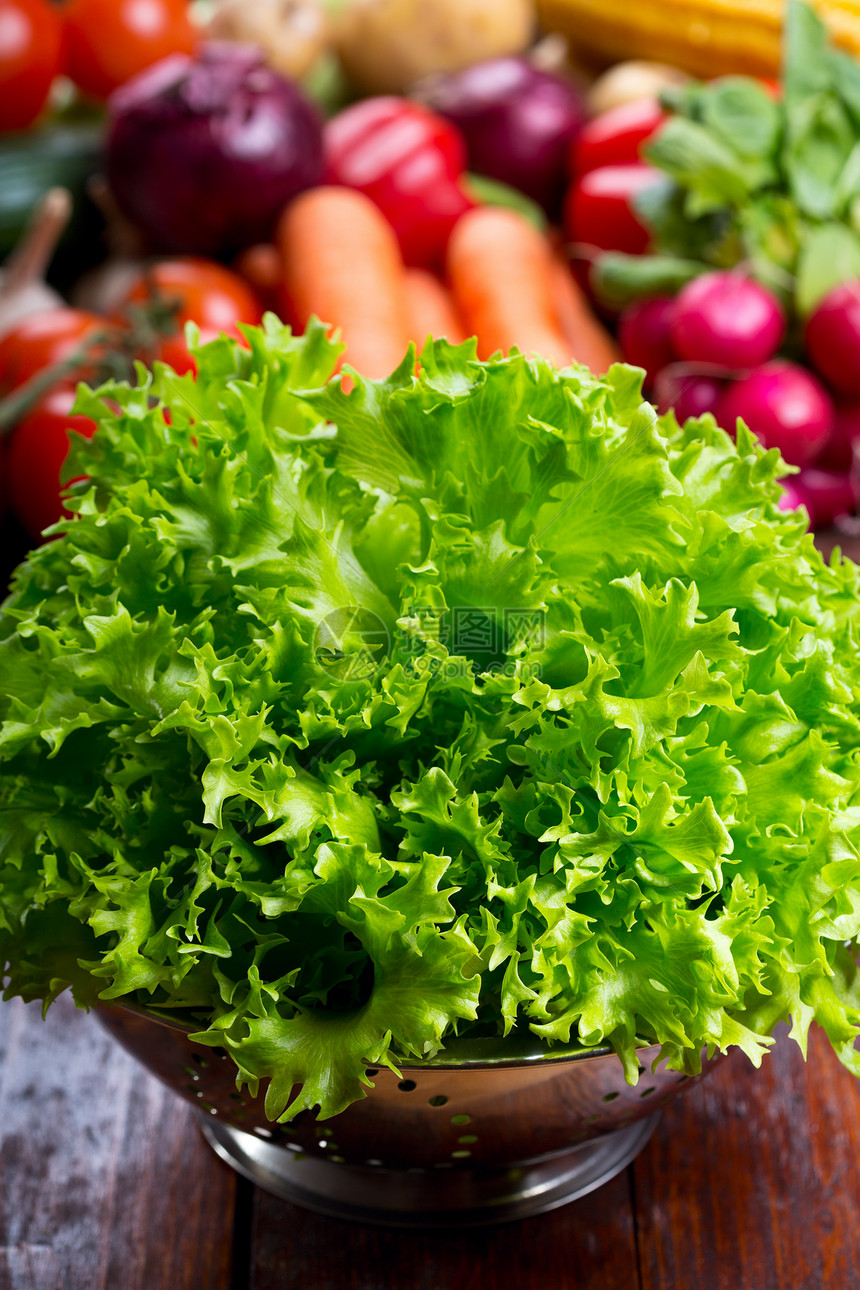 绿色生菜沙拉与新鲜蔬菜图片