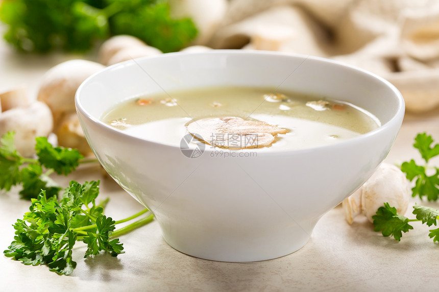 蘑菇奶油汤与新鲜欧芹图片