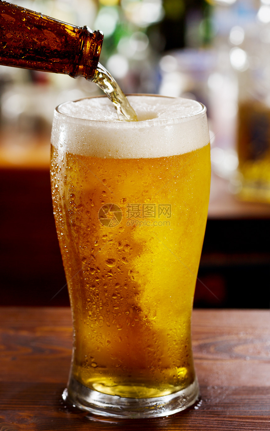 啤酒倒进酒吧的璃里图片