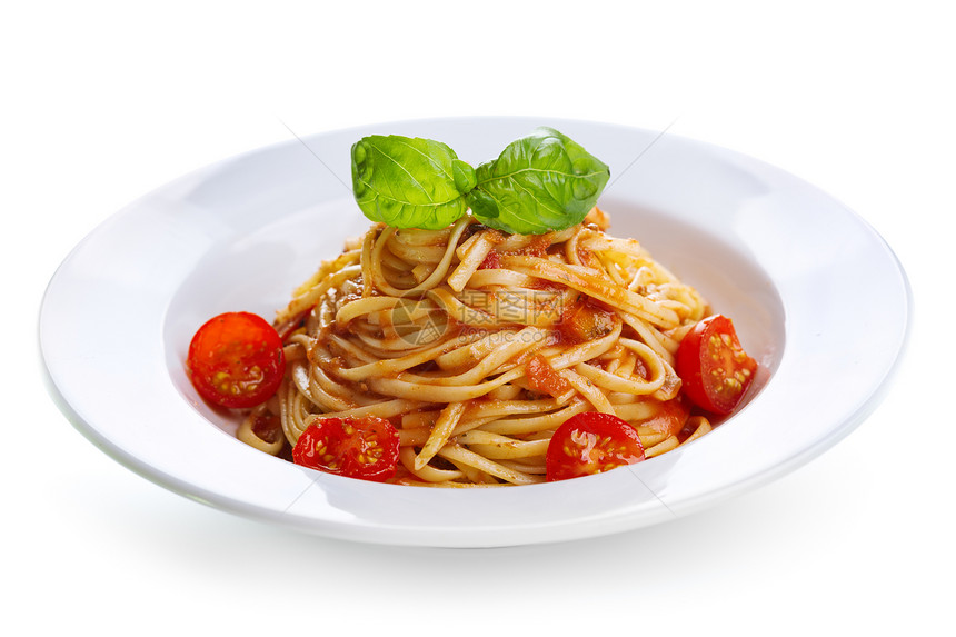 意大利与番茄酱绿色罗勒白色背景图片