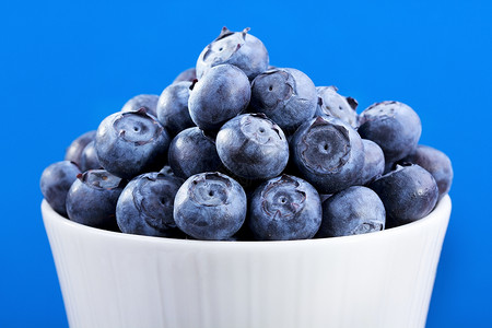 蓝色背景上的新鲜蓝莓图片