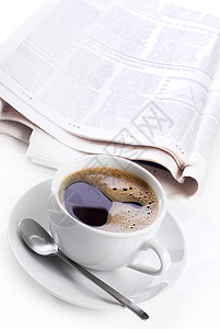 杯黑咖啡报纸图片