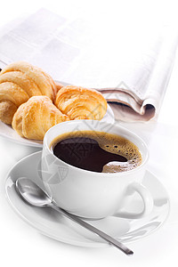 杯黑咖啡,牛角包报纸图片