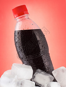 冰中的可乐瓶背景图片