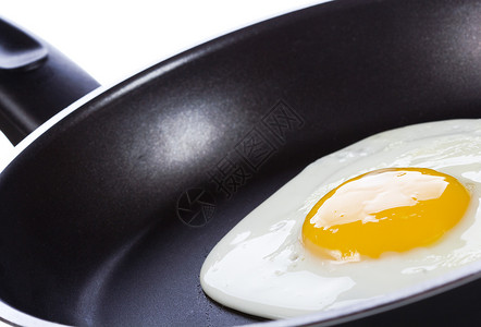 白底煎锅里煎鸡蛋图片