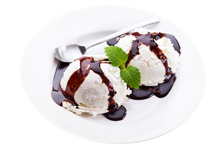 盘香草冰淇淋,白色背景上分离出巧克力图片