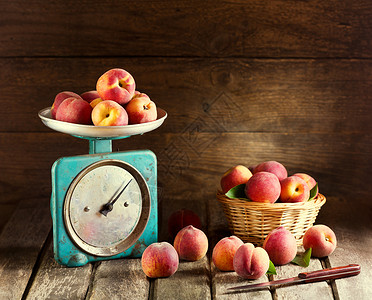木制背景上新鲜桃子的静物图片