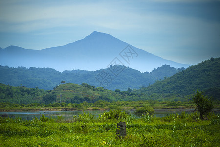 印度尼西亚伦博克岛Rinjani火山的景观图片