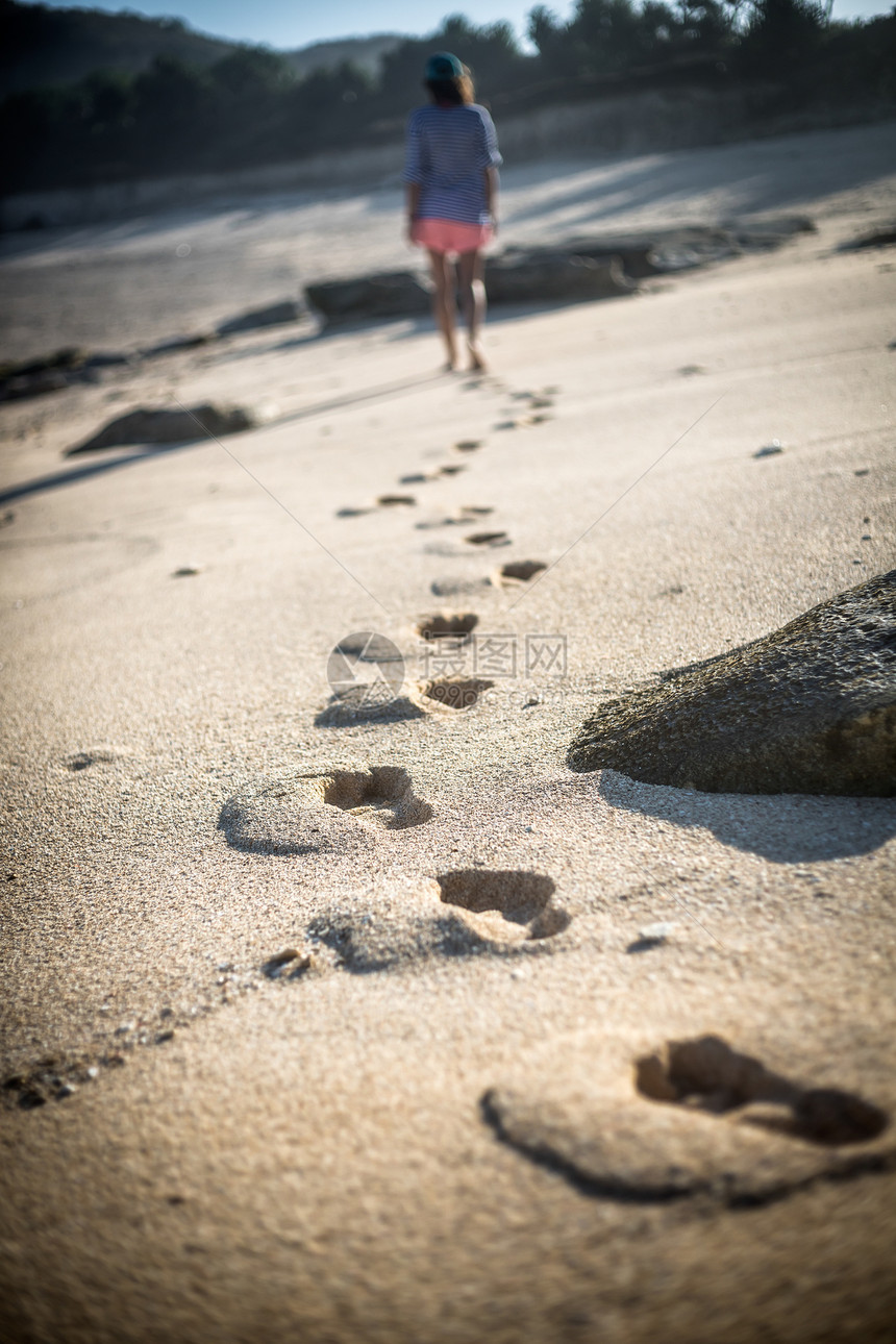 女人独自走片荒芜的海滩上伦博克岛印度尼西亚图片