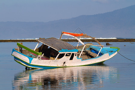 桑巴瓦岛上的旧船印度尼西亚高清图片