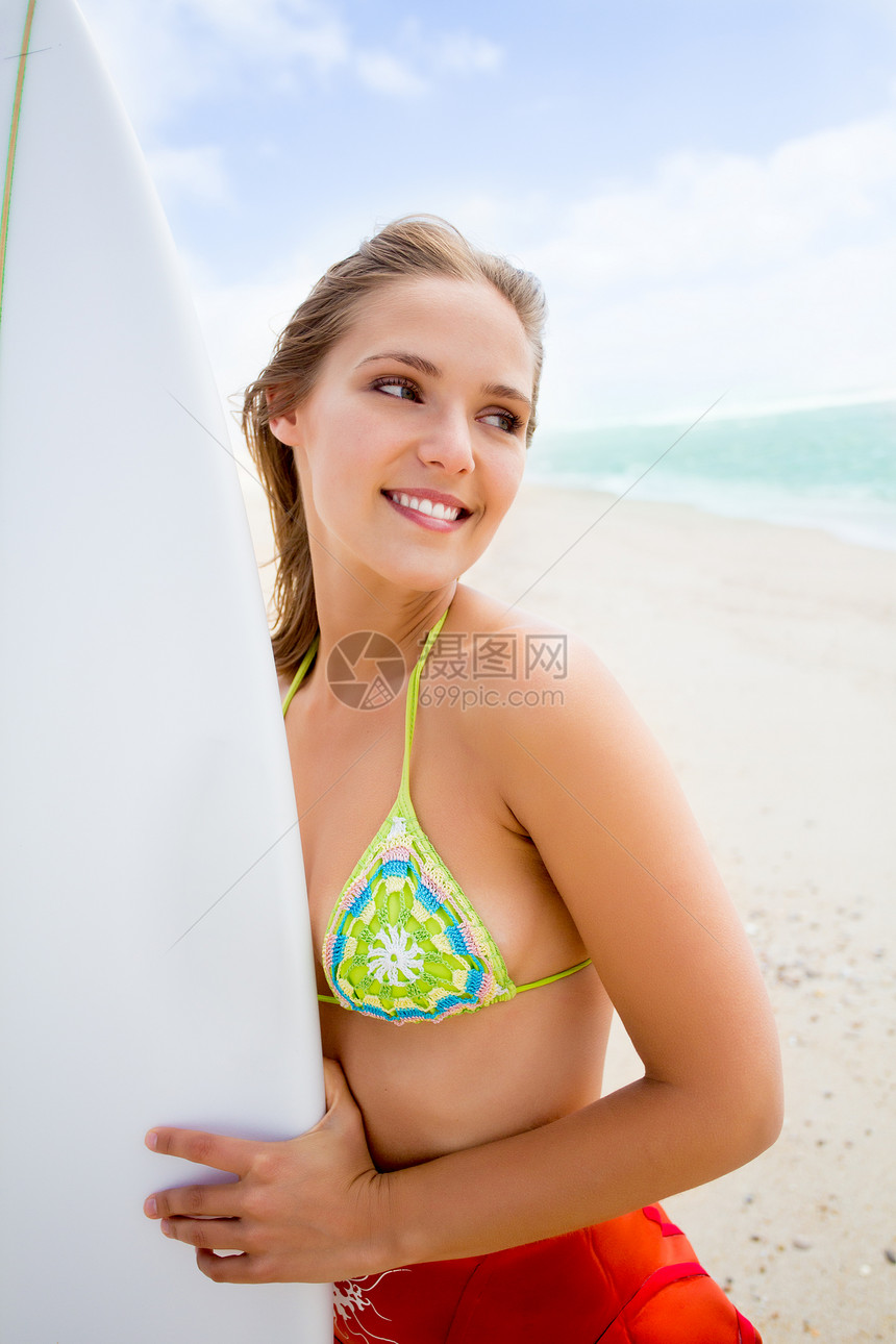 美丽的冲浪女孩海滩上着冲浪板图片