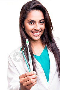 女牙医医生展示牙科镜子牙刷专注于手图片