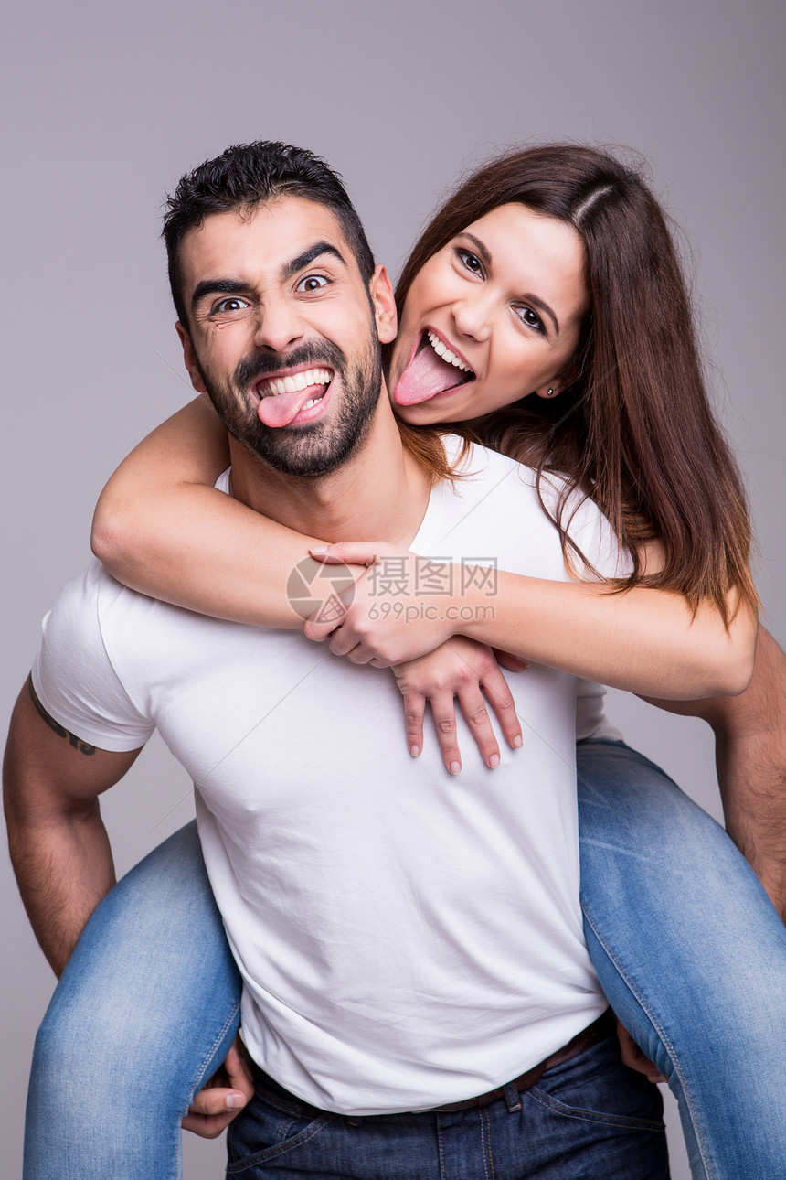 趣的爱情夫妇互相拥抱的肖像图片