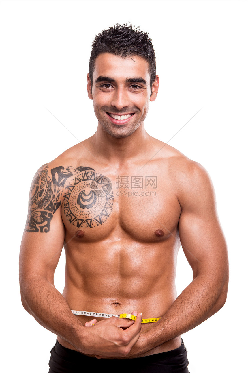 健身者白色背景下测量他的身体图片