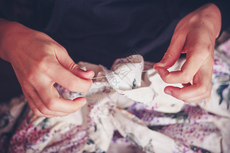 女人缝纫的手高清图片
