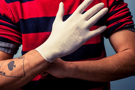 纹身艺术家戴上乳胶手套图片