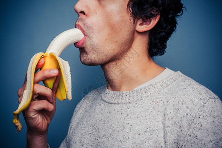 轻人吃香蕉图片
