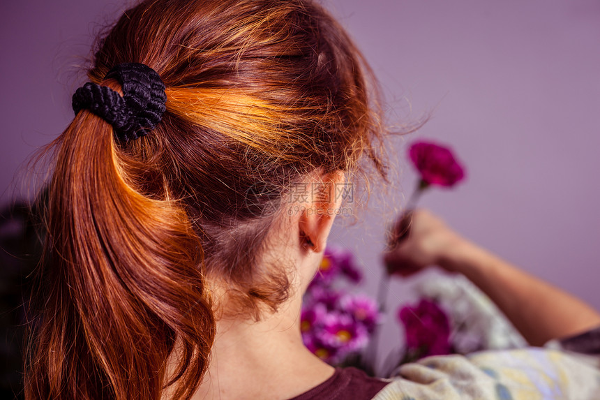 轻的女人安排花图片