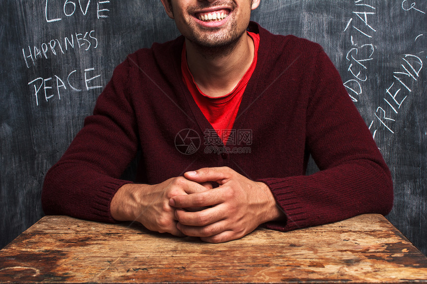 黑板上快乐话语的人图片