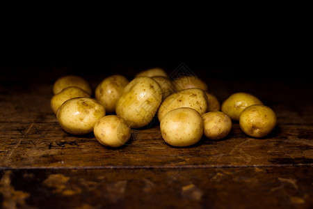 短柄木制表的土豆背景