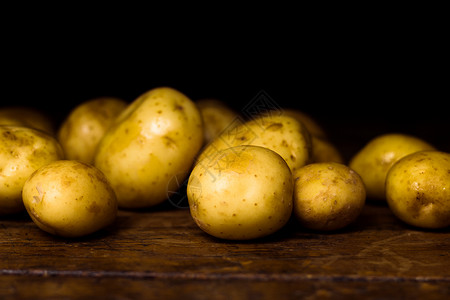 短柄木制表的土豆背景