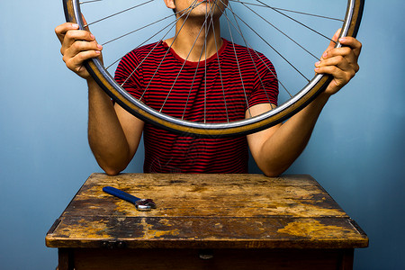 修理自行车车轮的人图片