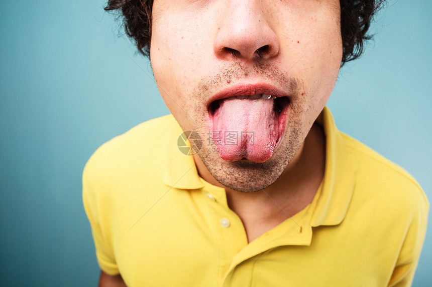 轻人伸出舌头图片