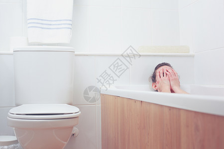 轻的女人浴缸里洗澡图片