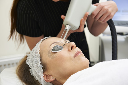 美容师进行分数激光治疗图片